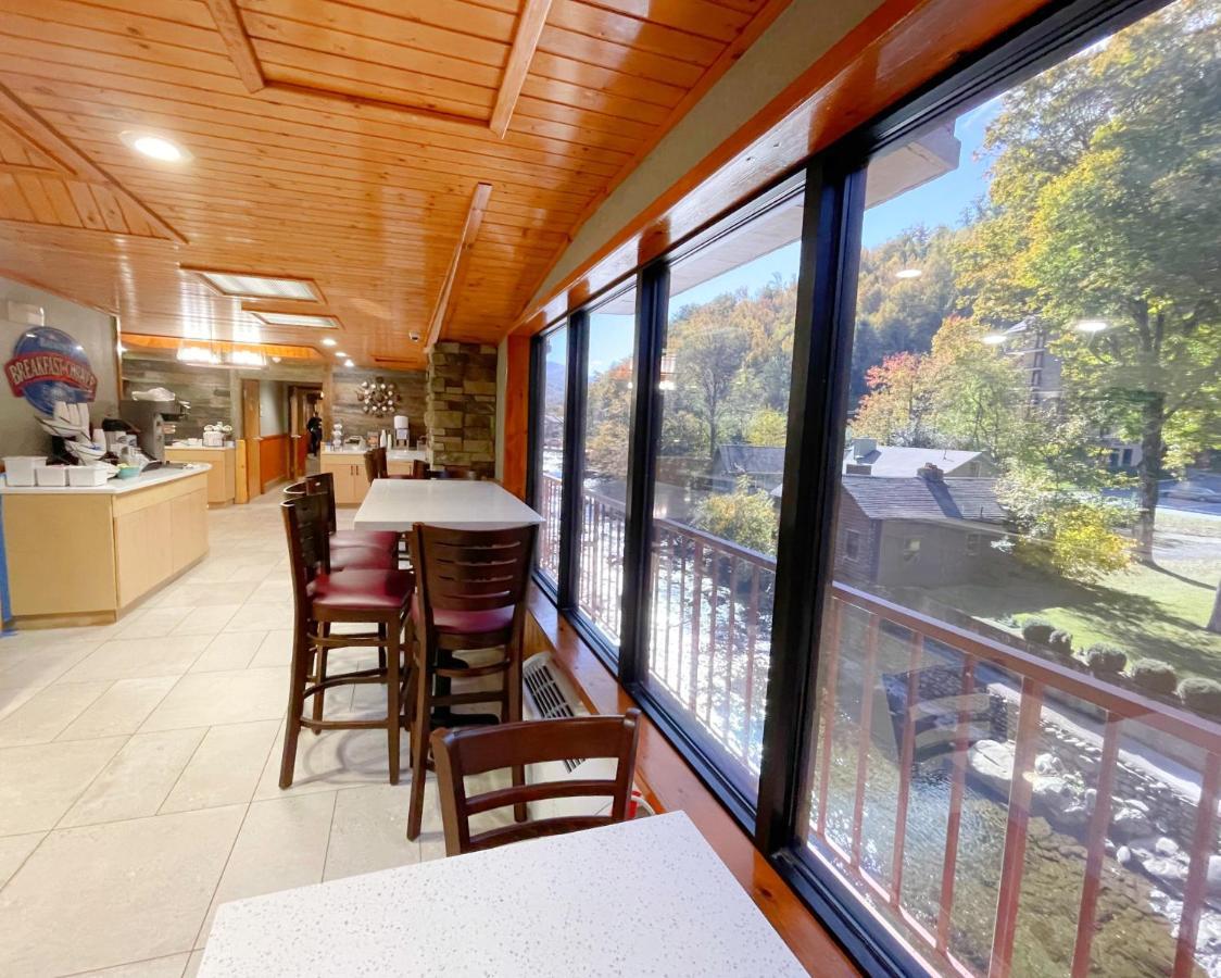 Baymont By Wyndham Gatlinburg On The River Exterior foto